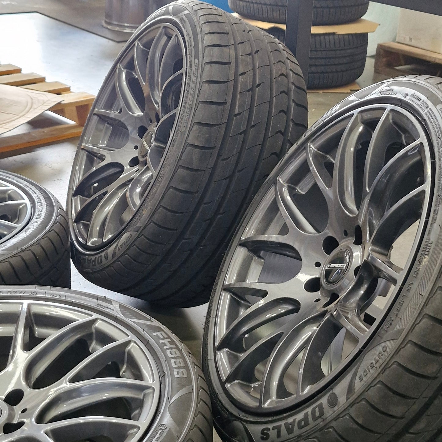 DS-05 18x8.5 +25 & 18x9.5 +22 Tyre package 5x114.3 Gunmetal (CLEARANCE ITEM)
