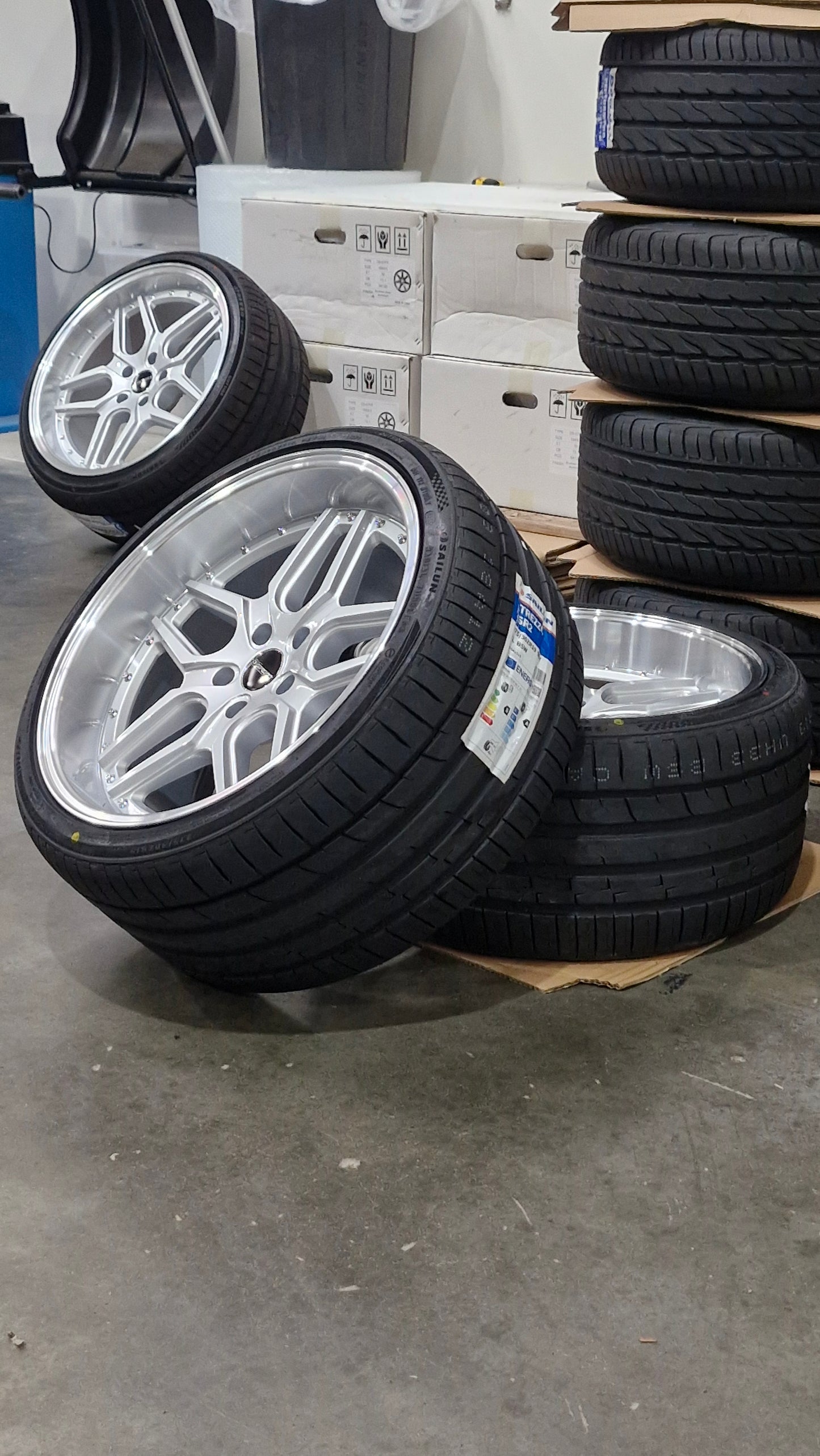D-Speed DS-09 19X9.5 +22 & 19x10.5 +22 5x114.3 Wheel and tyre package