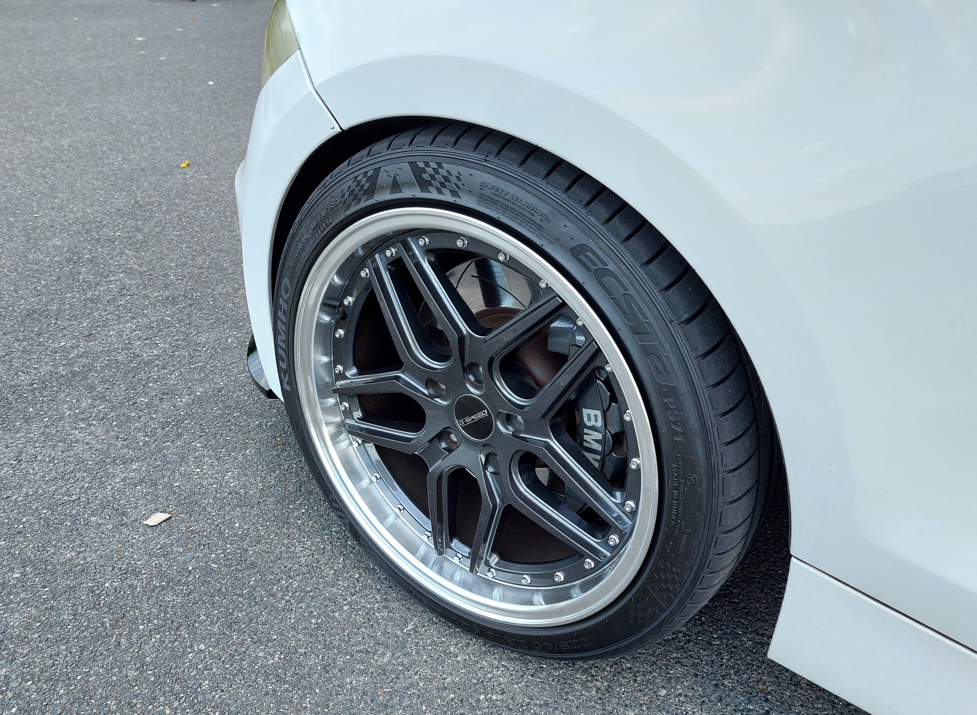 White BMW car parked in a parking lot wit D-Speed DSpeed DS-09 DS09 wheels 18inch 8.5 9.5 5x120