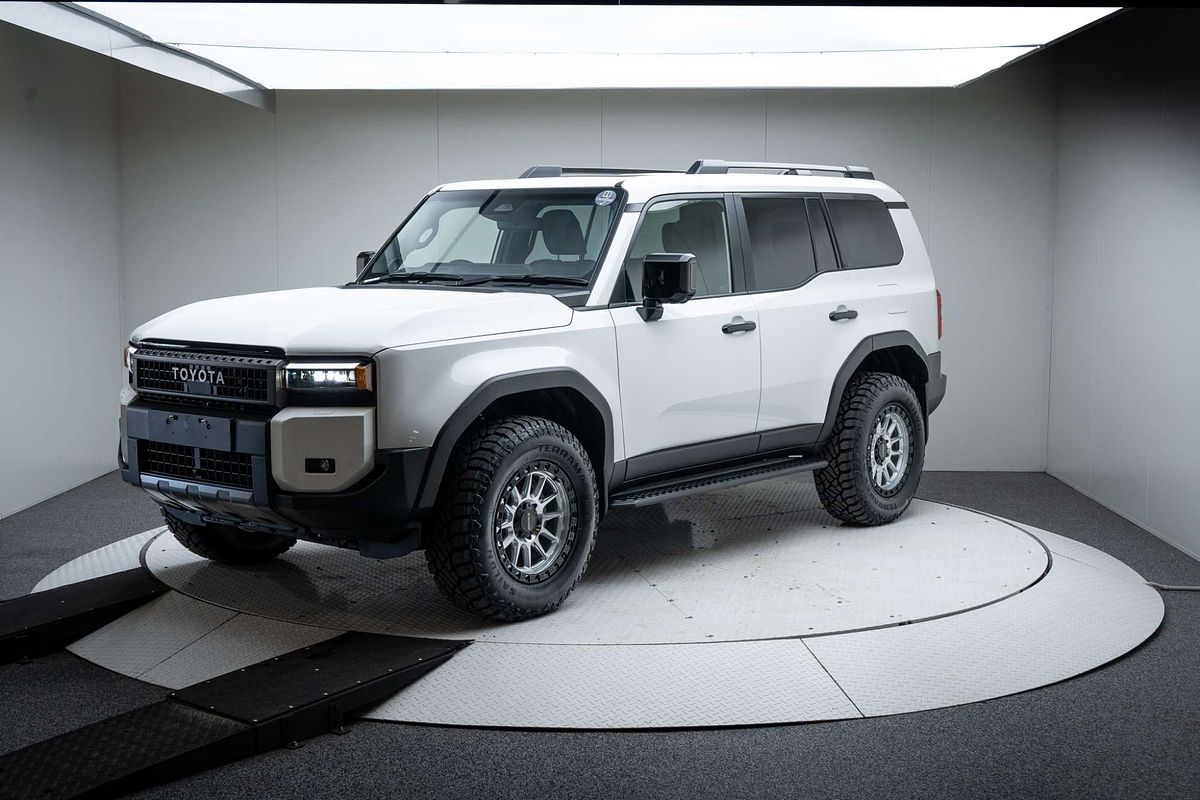 A white Toyota 250 Prado SUV with dspeed d-speed xt-1 xt1 4x4 wheels machined silver