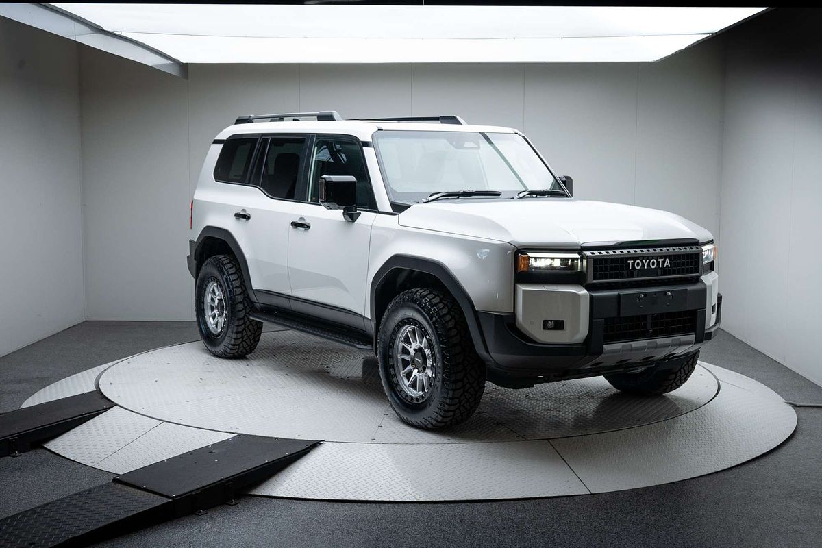 A white Toyota 250 Prado SUV with dspeed d-speed xt-1 xt1 4x4 wheels machined silver