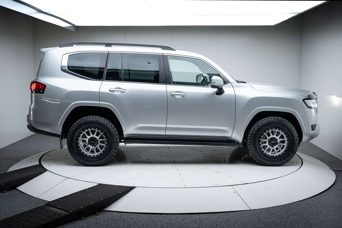 Toyota Landcruiser 300 series with DSpeed D-Speed XT-1 xt1 machined silver black ring 18x9 18inch 285/70r18 tyres 4x4 wheels