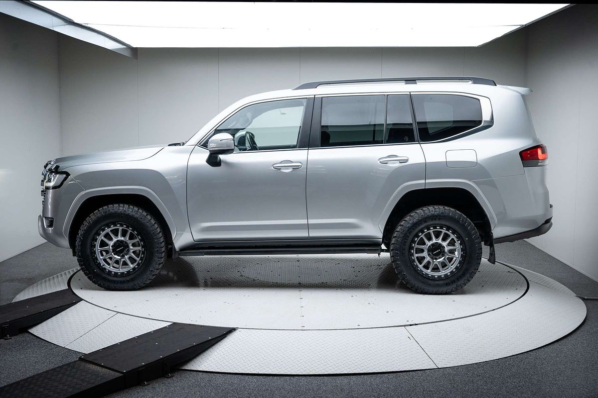 Toyota Landcruiser 300 series with DSpeed D-Speed XT-1 xt1 machined silver black ring 18x9 18inch 285/70r18 tyres 4x4 wheels