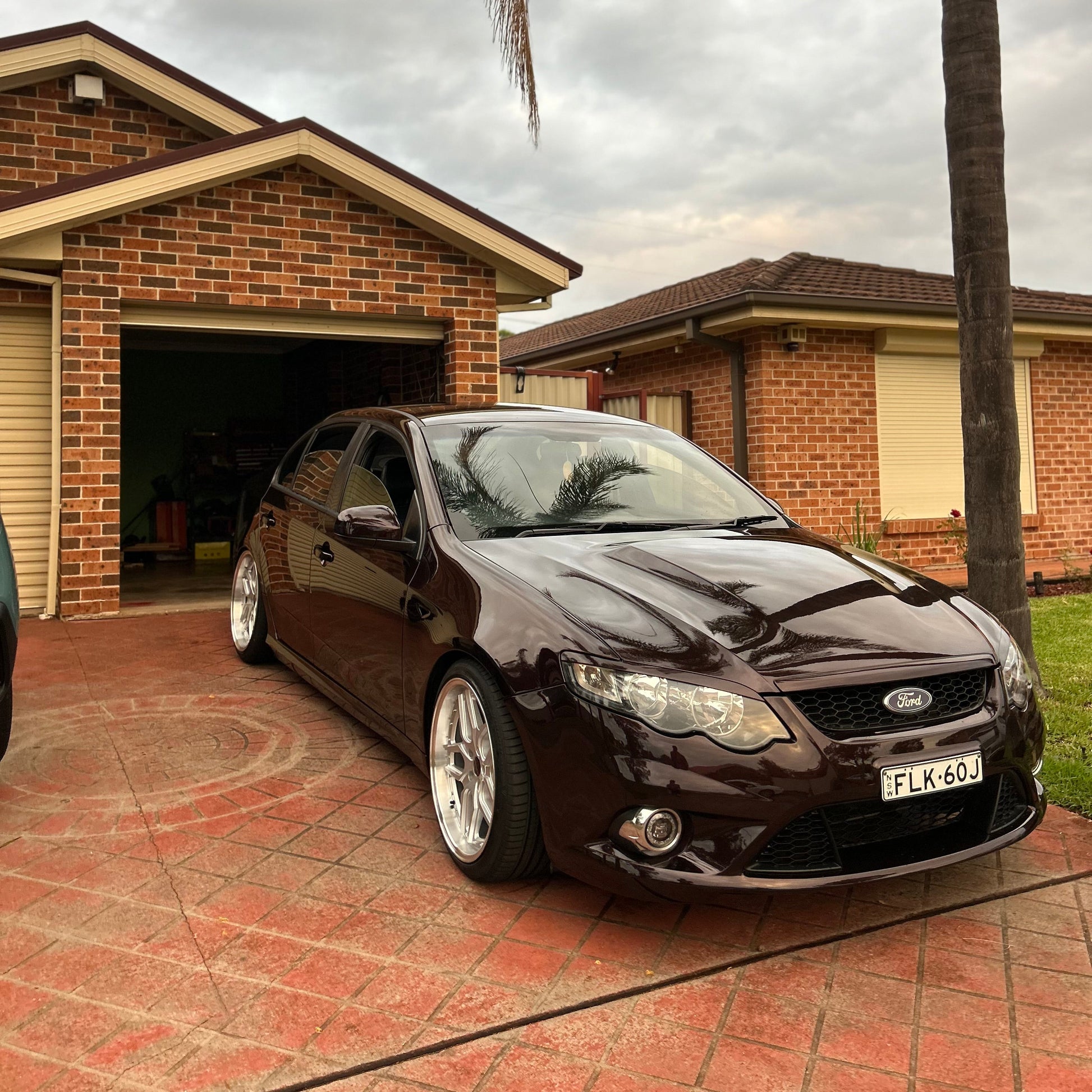 Black sedan car parked on a driveway with houses and palm trees in the background D-Speed DS-09 dspeed ds09 19inch wheels 19x9.5 silver dish alloy wheels