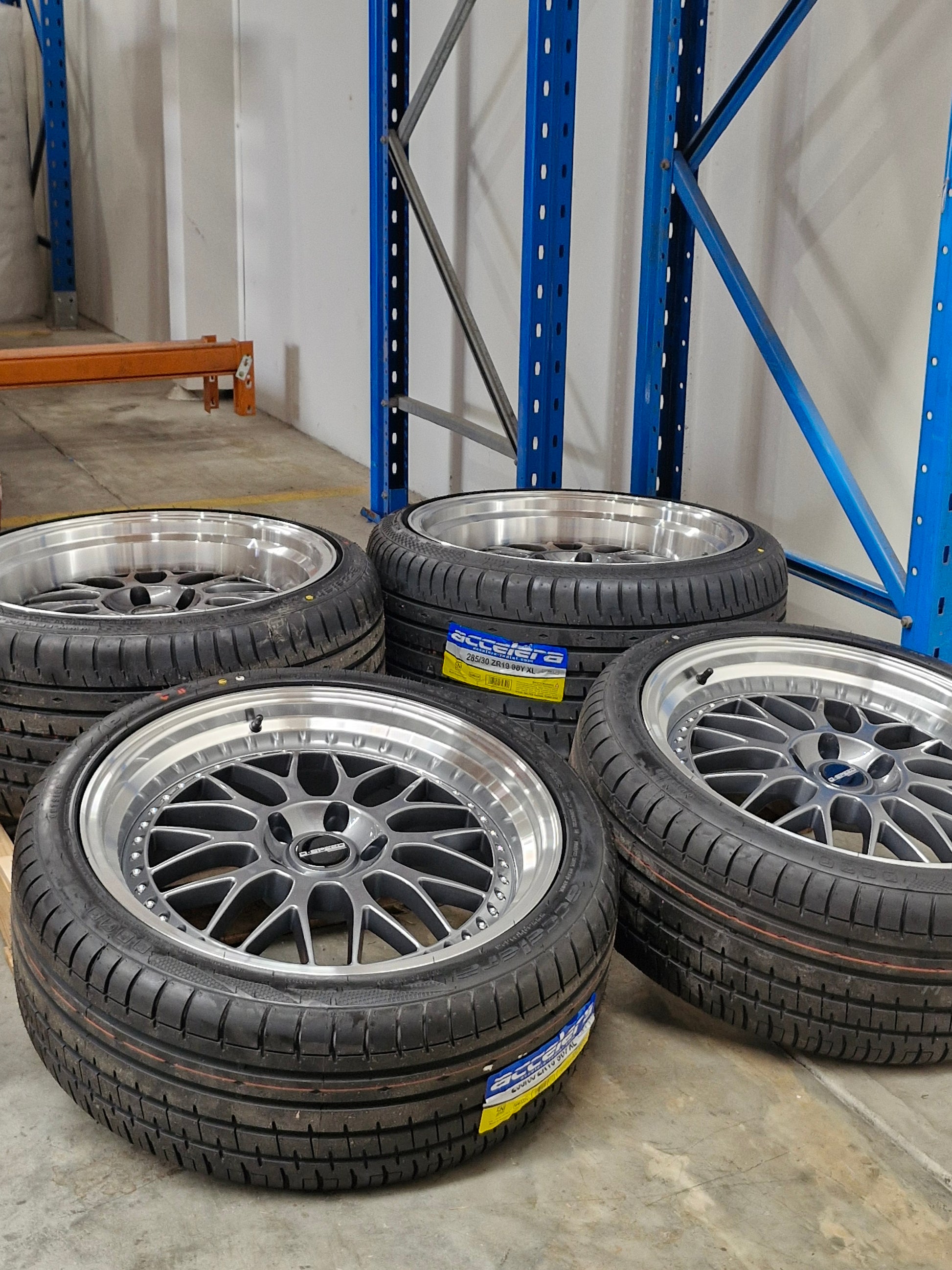 DS-06 19x8.5 +25 Front and 19x10.5 Tyre package Gunetal (CLEARANCE ITEM)