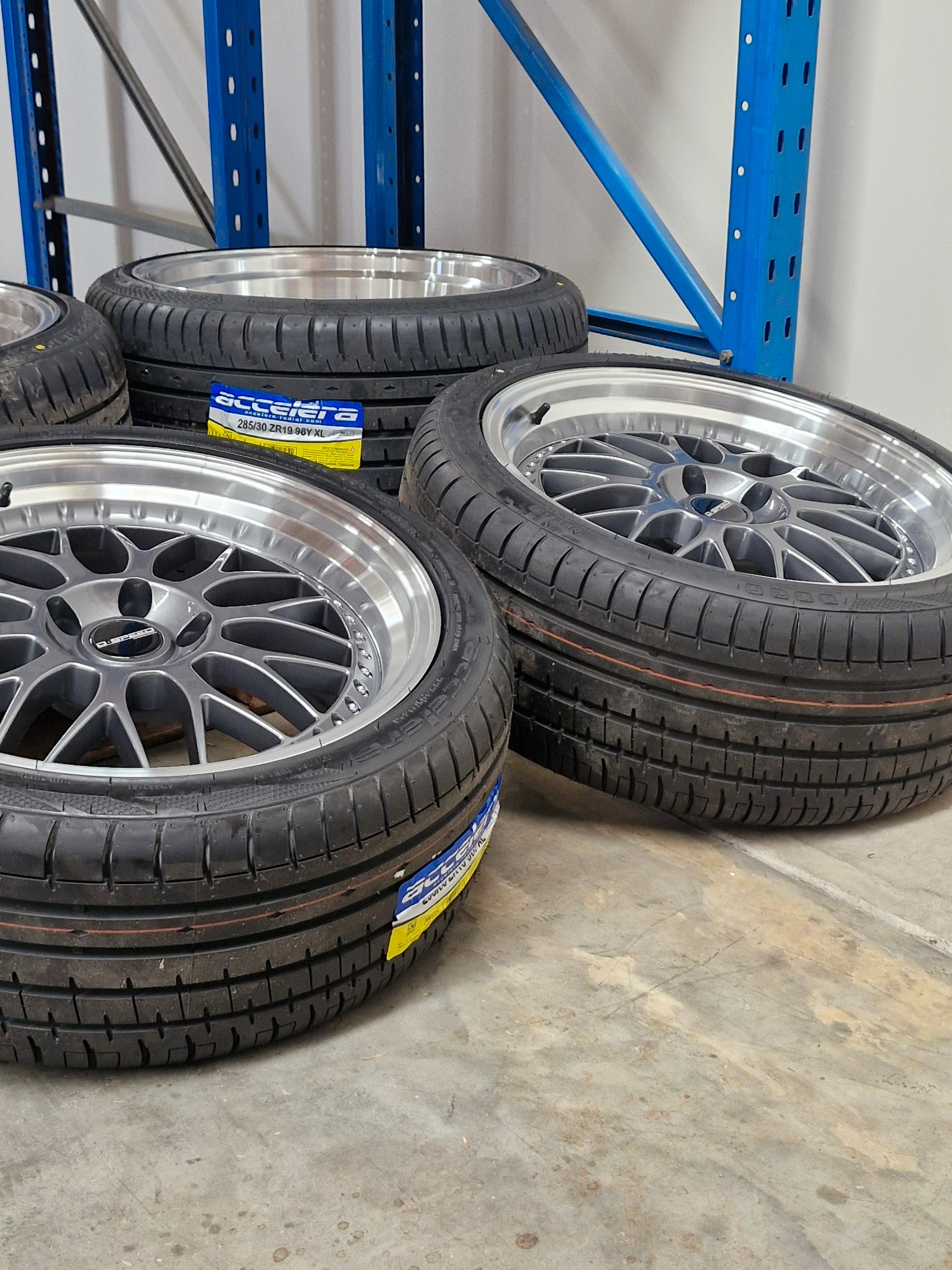 DS-06 19x8.5 +25 Front and 19x10.5 Tyre package Gunetal (CLEARANCE ITEM)