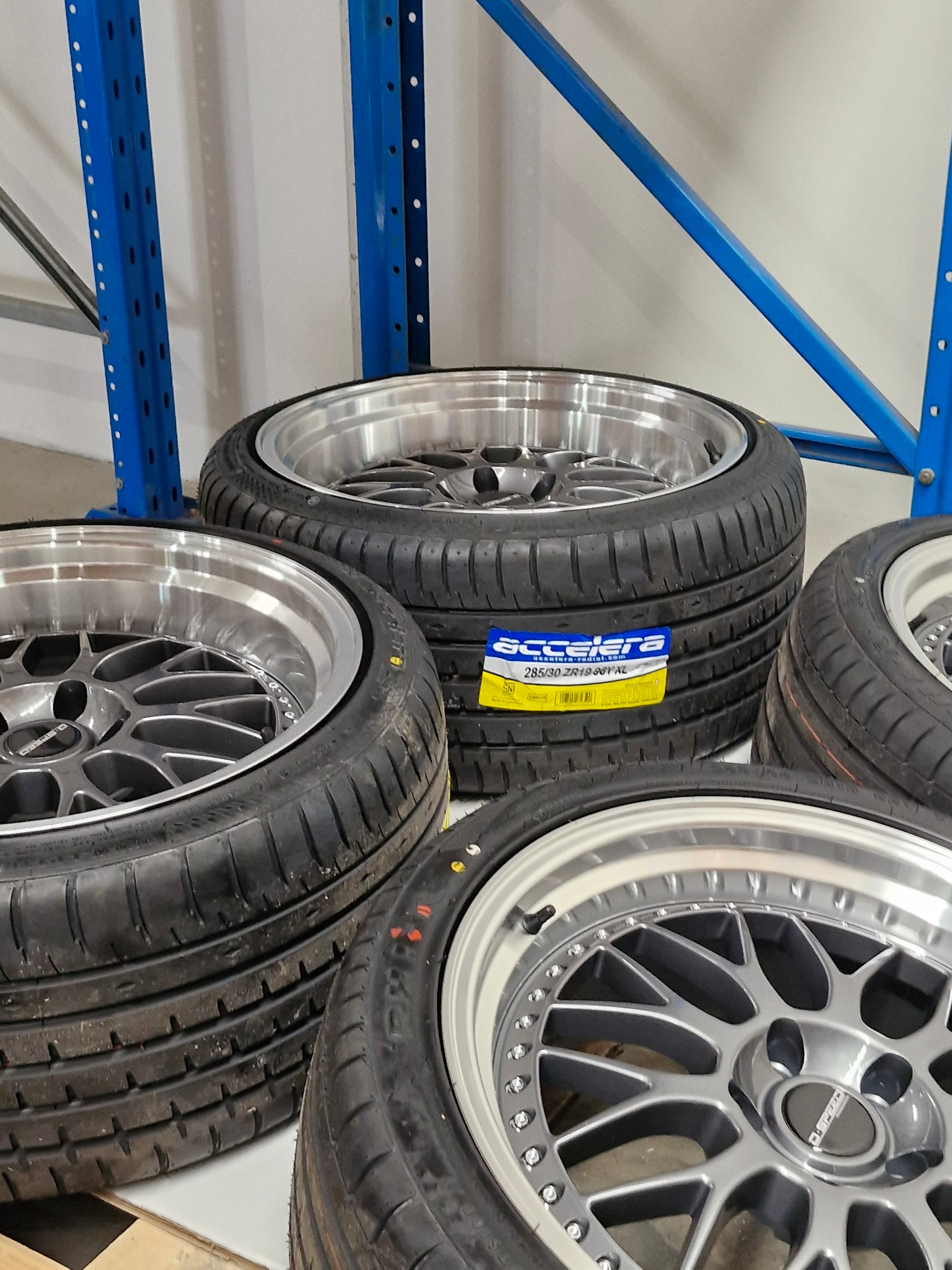 DS-06 19x8.5 +25 Front and 19x10.5 Tyre package Gunetal (CLEARANCE ITEM)