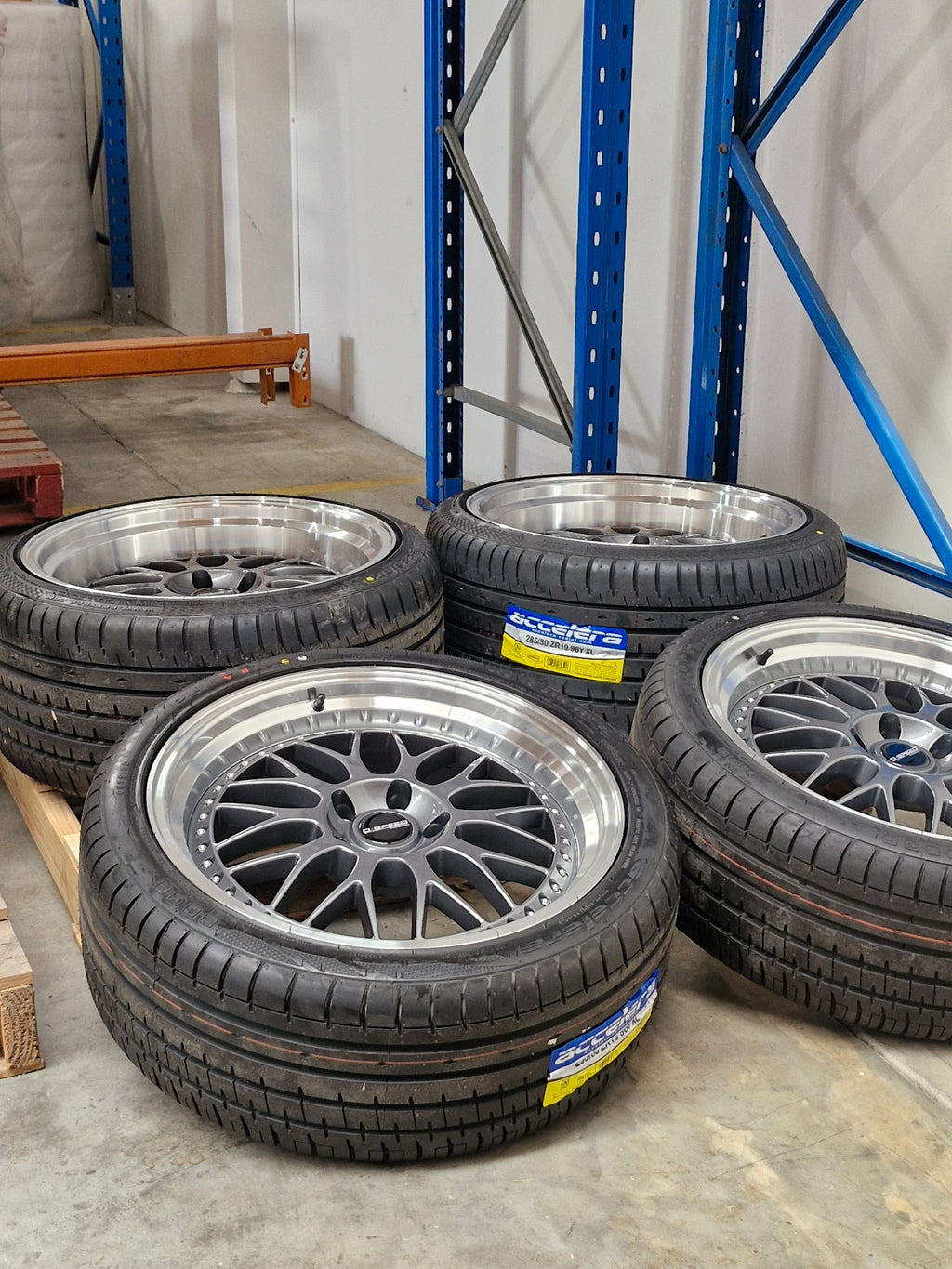 DS-06 19x8.5 +25 Front and 19x10.5 Tyre package Gunetal (CLEARANCE ITEM)